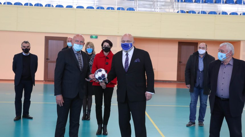 Министър Кралев откри обновена зала по хандбал в НСА