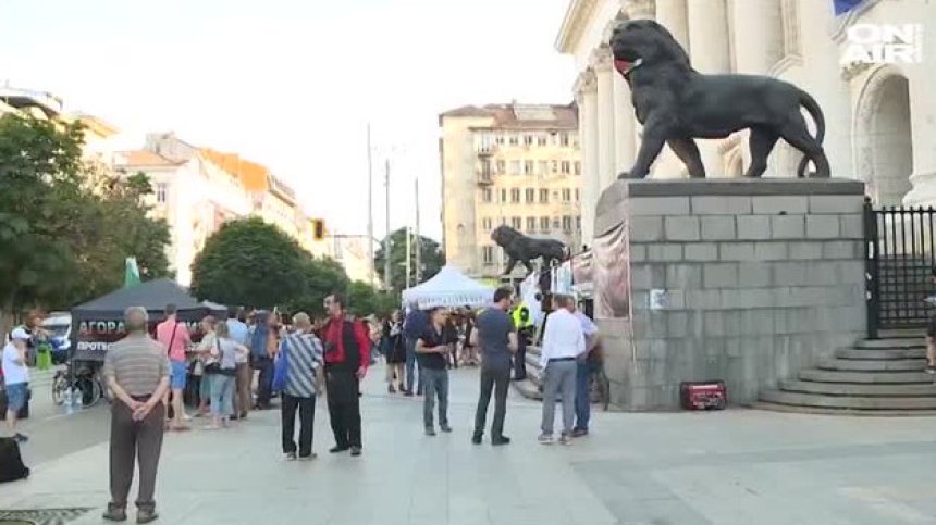 Протестиращи пред Съдебната палата недоволни от избора на Валентина Маджарова