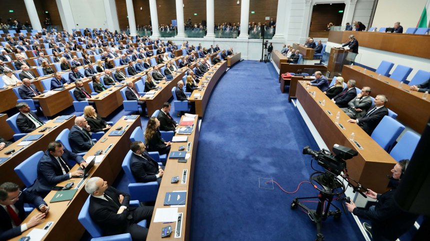 Нов парламент, нови надежди: Радев аплодиран, мнозинството избра председател за рекордно време