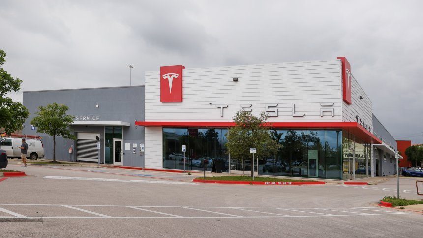 Tesla става все по-достъпна, цените падат заради ниските доставки