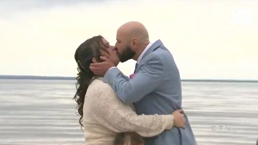 Брак "на тъмно": Стотици двойки се врекоха във вярност при слънчевото затъмнение