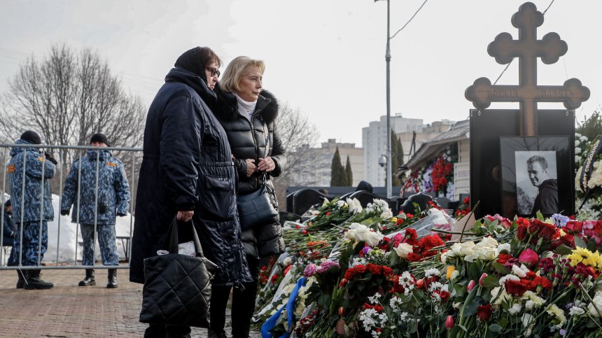 Под засилено полицейско присъствие: Майката на Навални се сбогува със сина си