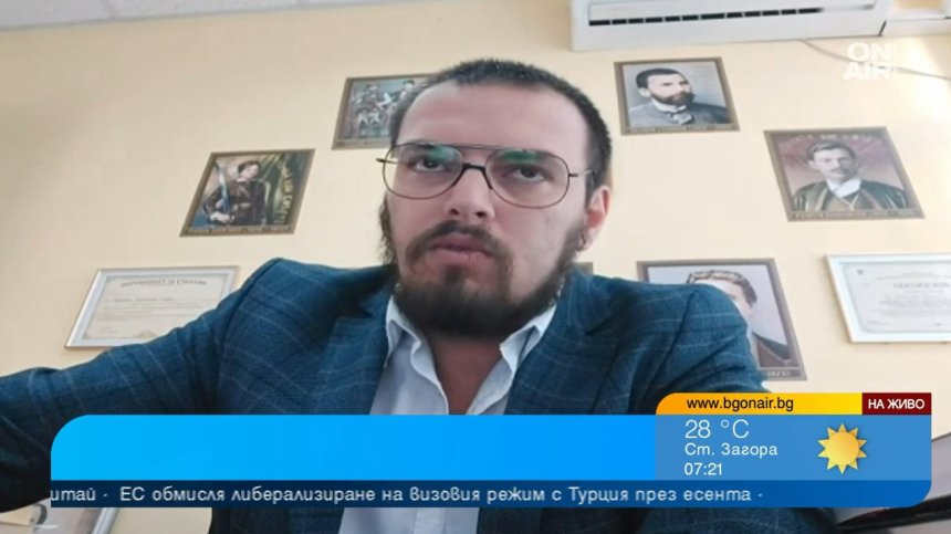 С пищов и сабя в час: Учител преподава история с четническа униформа