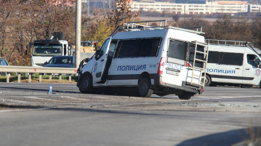 СГС остави в ареста шофьора на буса с мигранти, блъснал и убил полицай при гонка