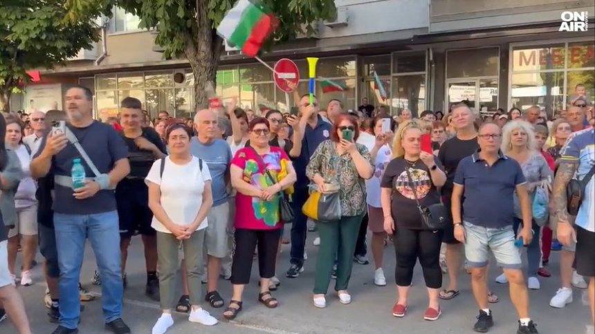 Плевенчани на протест срещу безводието: "Съсипаха и семействата ни, и бизнеса ни"