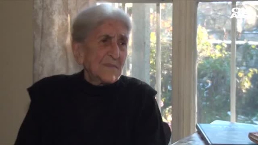 90-годишна учителка по математика продължава да помага на ученици
