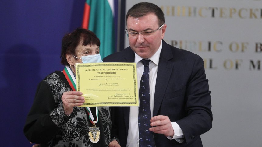 Наградиха най-възрастната работеща медицинска сестра в България