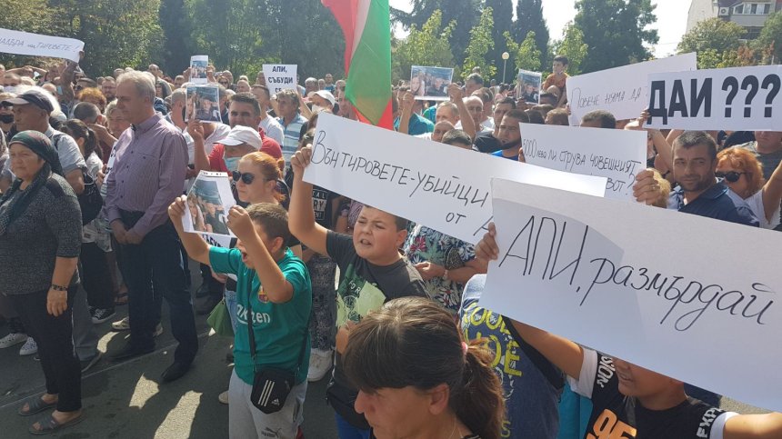Напрежението в Айтос ескалира, над 1000 души се събраха на протеста