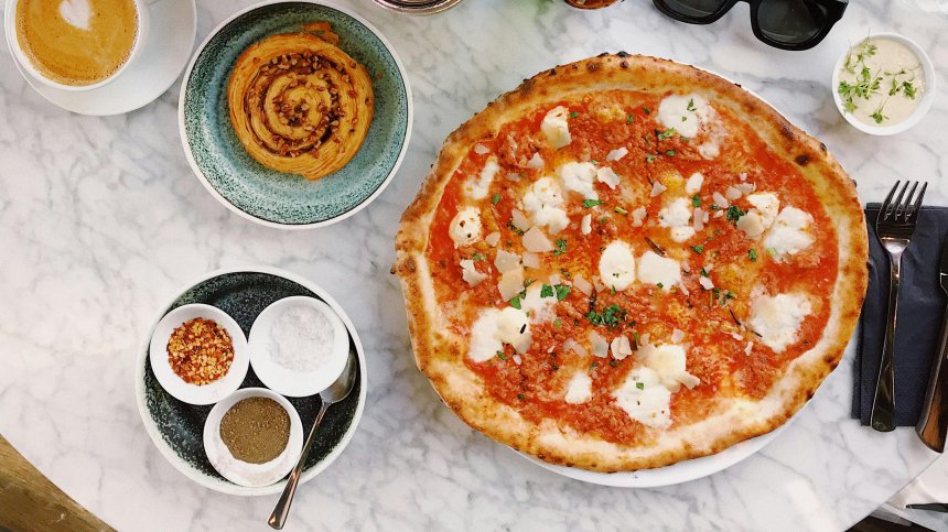 Рецепта за вегетарианска пица с три вида сирена