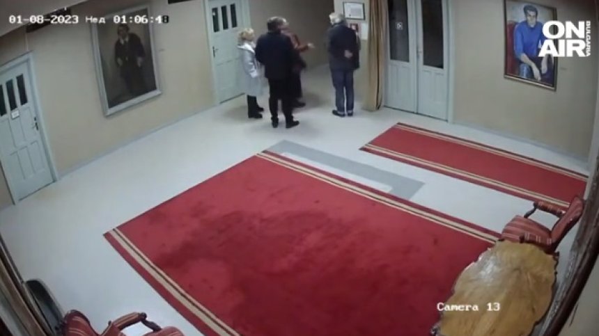 Камери снимали как Александър Морфов драска вратата на директора на Народния театър