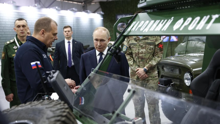 Путин разгледа военната техника на руския "Народен фронт" (СНИМКИ)