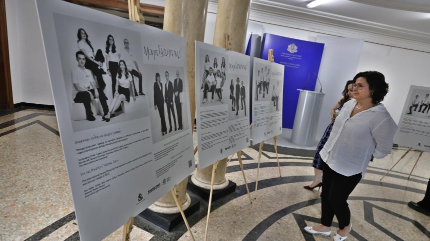 Изложба с медалисти от международни олимпиади вдъхновява ученици (+СНИМКИ)