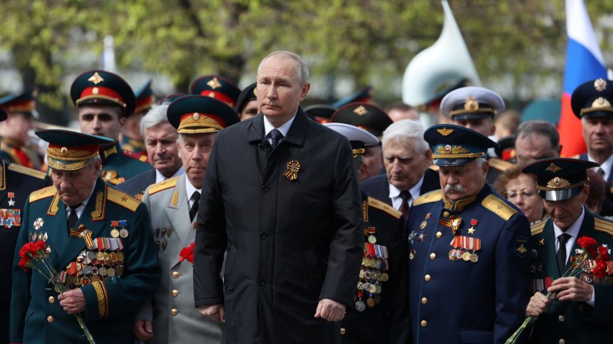 Русия: Изпреварихме нахлуване на НАТО в Крим! Западът: Путин плаши света с парада