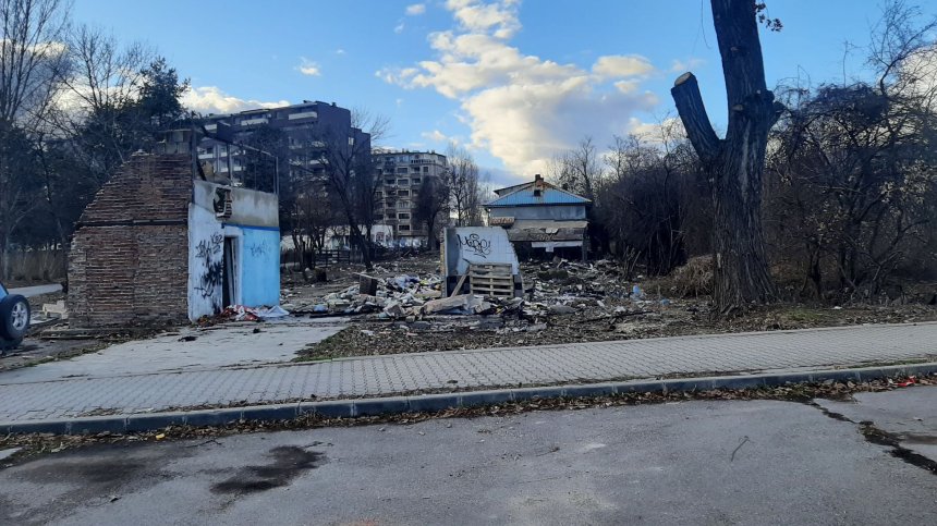 Опасна полуразрушена сграда до метростанция "Младост 3" 