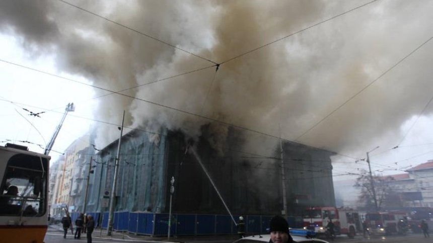 Разследват умишлен палеж за пожара в сградата на "Син Сити"