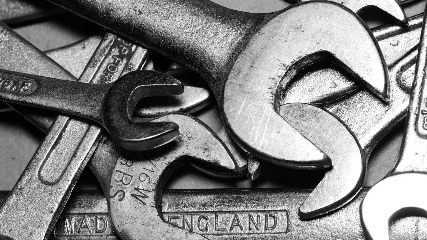 Шофьор налагал друг водач с гаечен ключ в Павликени