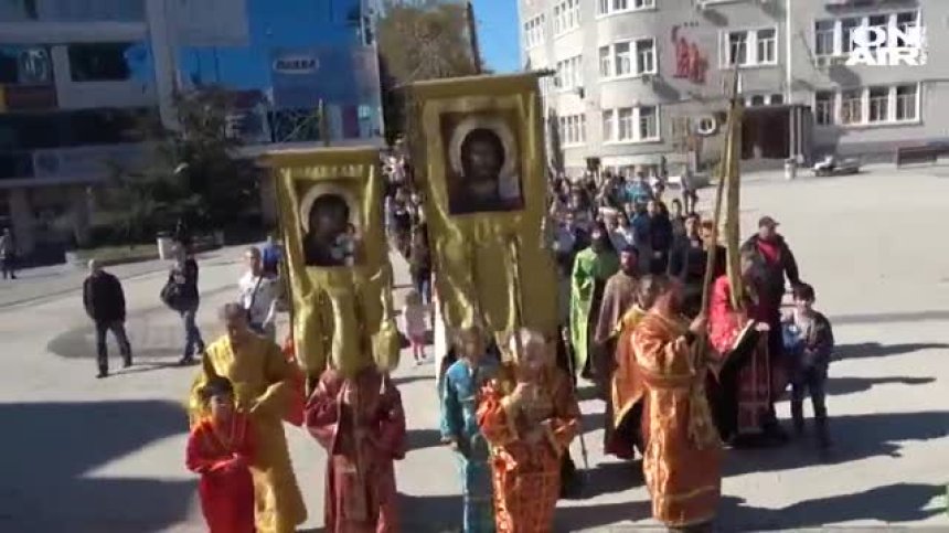 Жители на Бургас на шествие в подкрепа на православното семейство