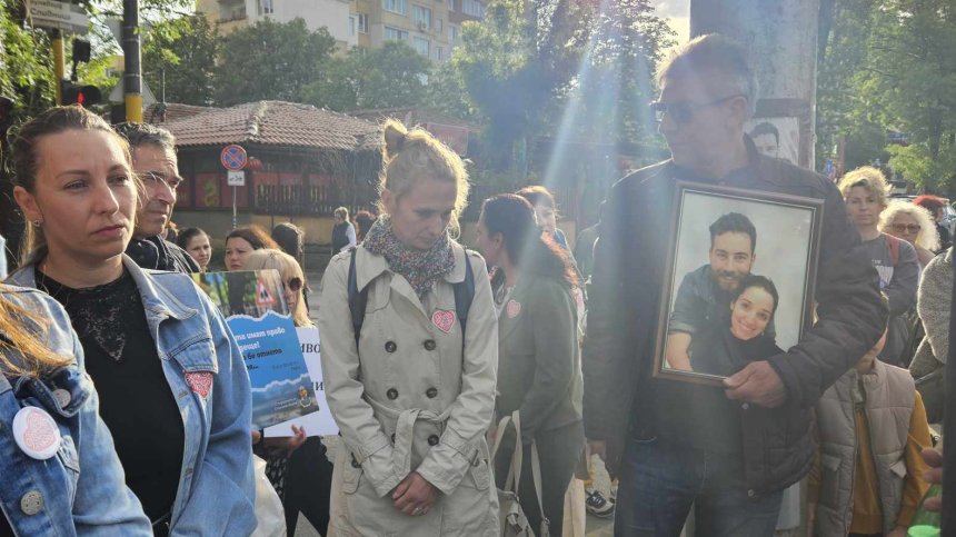 Протест в памет на Ани и Явор: Година след смъртоносната катастрофата промяна няма