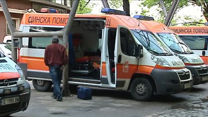 Посред бял ден: Пиян шофьор седна зад волана на линейка и катастрофира