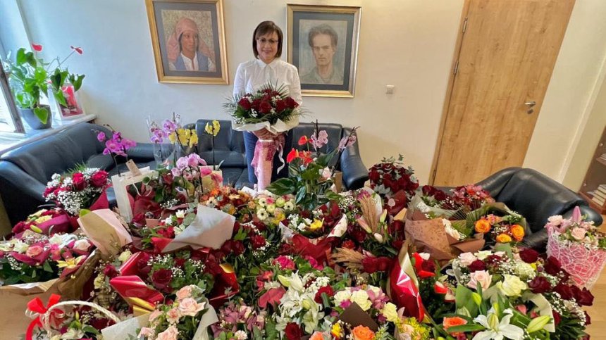 Не са милион, но са червени - Нинова "се къпе" в рози за ЧРД