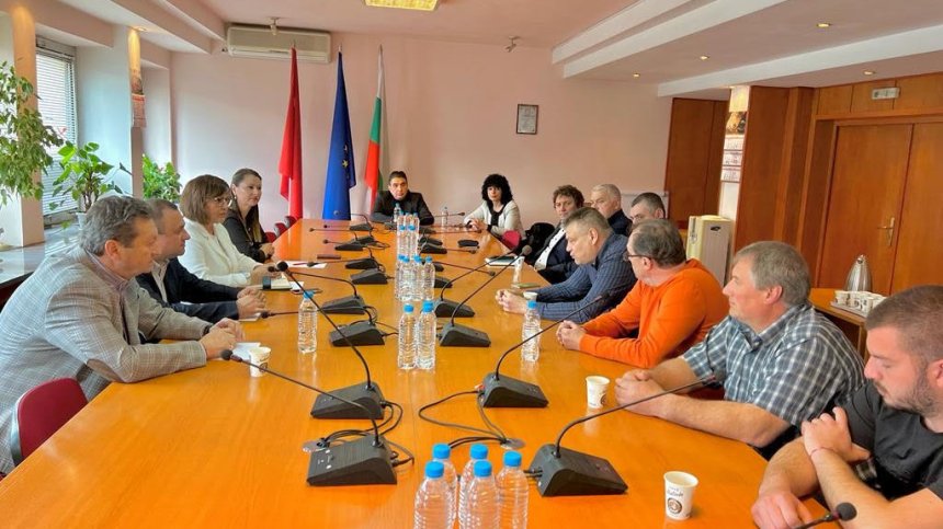 Нинова: Бъдещите войни в света ще са за храна и вода, водим битка за българското производство