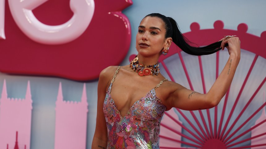 Дуа Липа се появи с неузнаваема нова прическа 