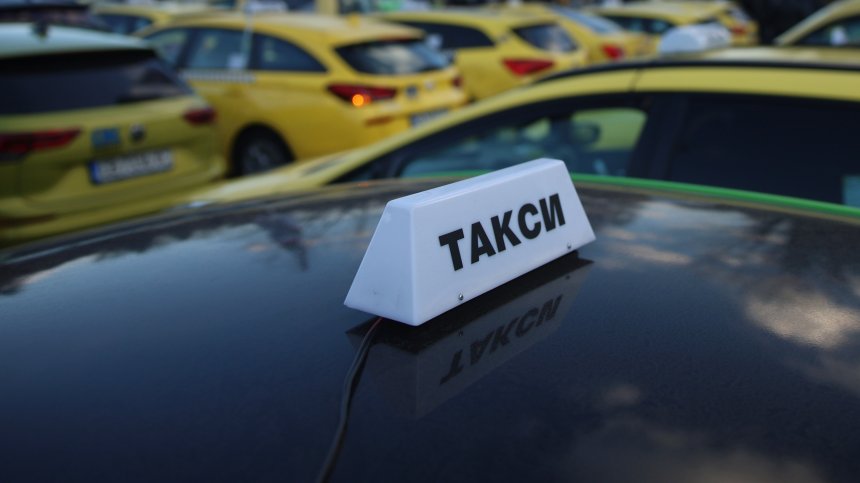 "Все още има добри хора": Таксиметров шофьор гони автобус заради забравени документи