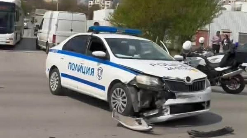 Ранен полицай след катастрофа между патрулка и кола в София