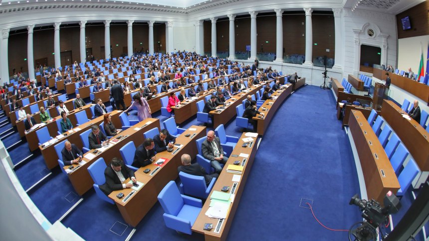 Трима министри отговарят на въпроси в парламента