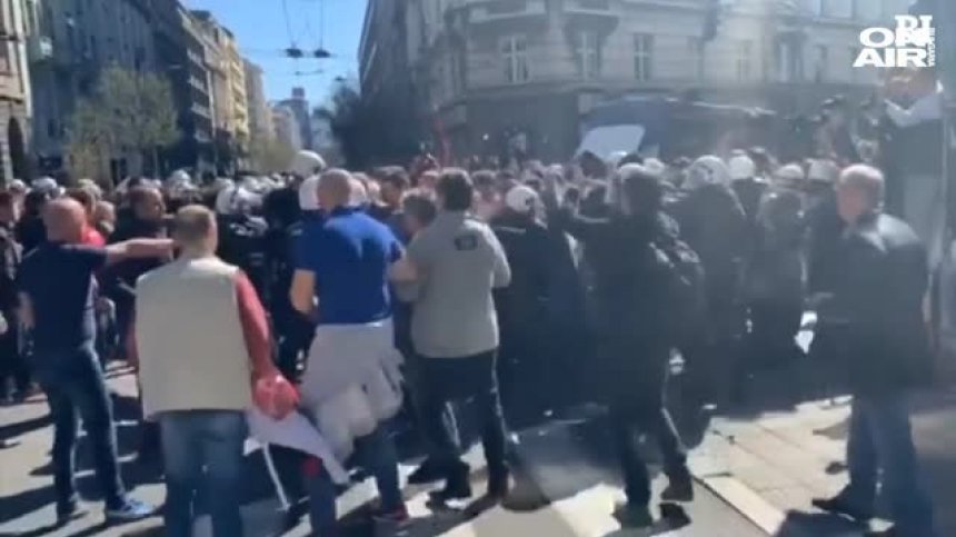 Нови сблъсъци в Сърбия: Хиляди демонстранти обградиха президентския дворец