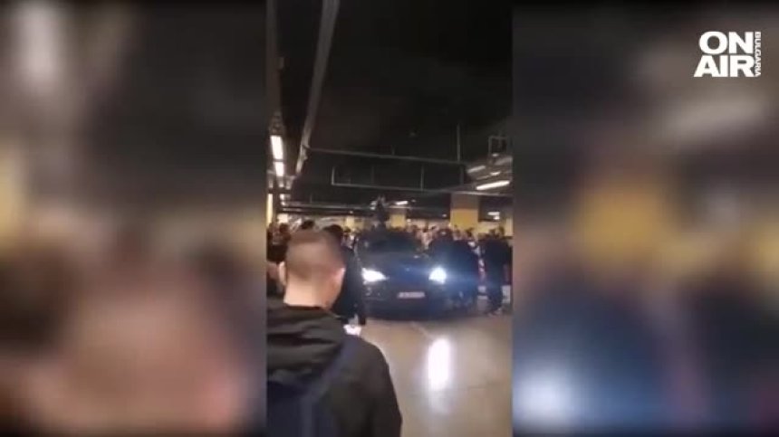 Падение: Десетки "избухват" на кючеци върху коли в паркинга на столичен мол