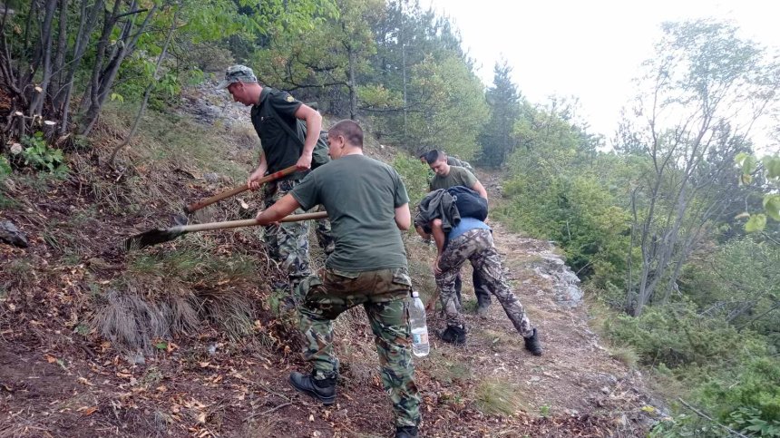 Военни се включиха в гасенето на огъня край Югово, гаси се и по въздух