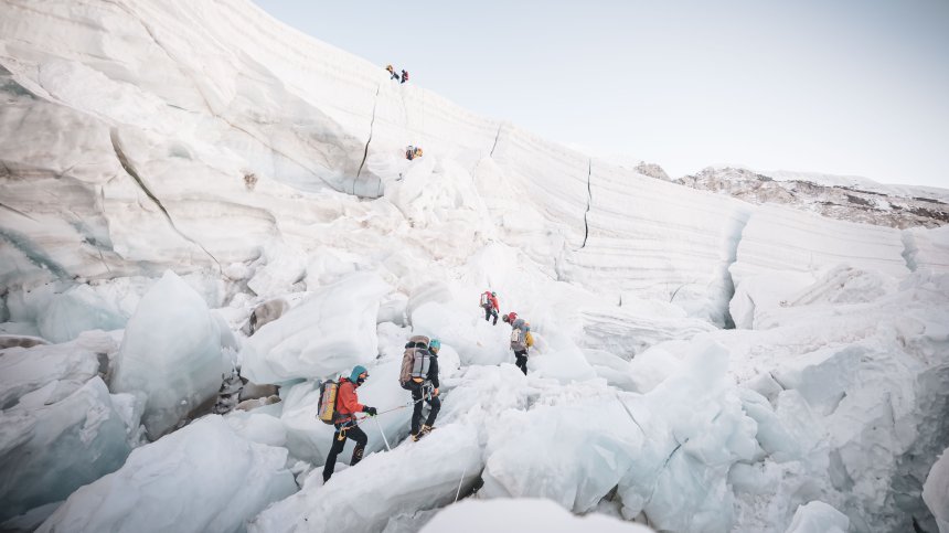 Навалица на Еверест в края на сезона - професионалисти и аматьори си пречат