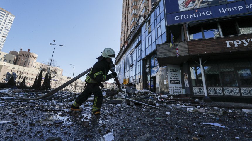 Гори петролна база близо до украинската граница след руски ракетни удари