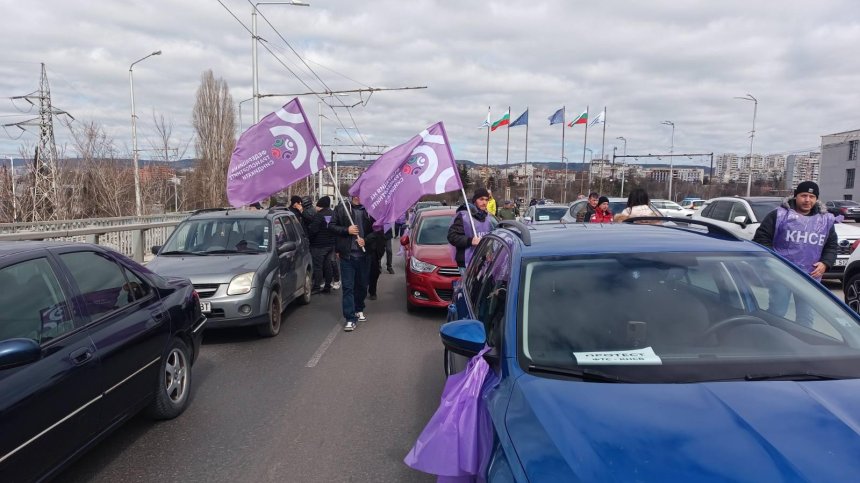 Служители от градския транспорт във Варна излязоха на протест