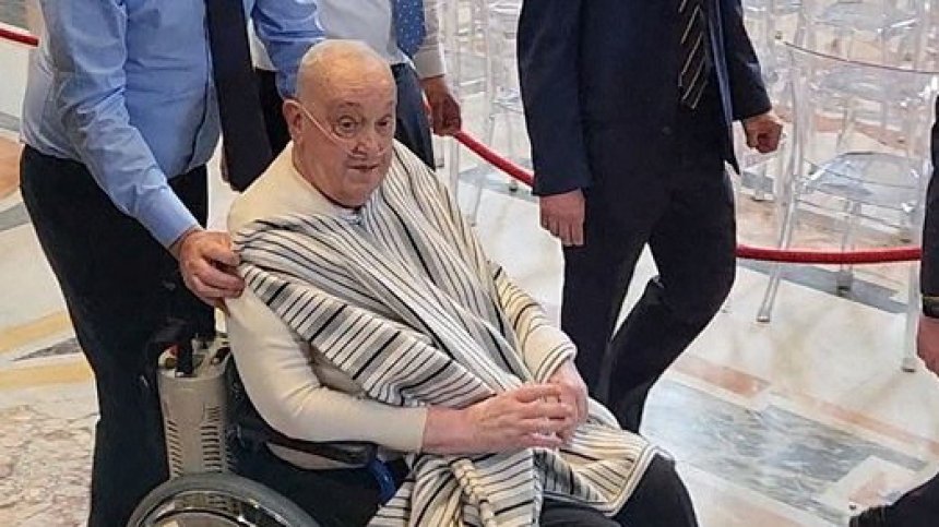 Папа Франциск инспектира реставрацията на "Свети Петър"
