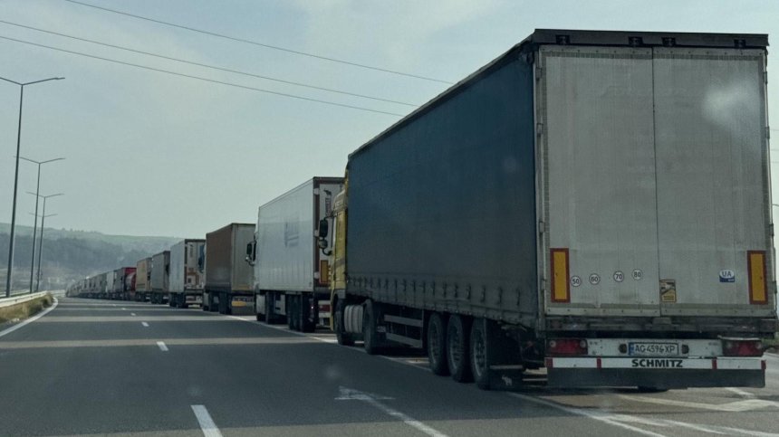 Образувала се е 20-километрова опашка от камиони преди границата с Турция