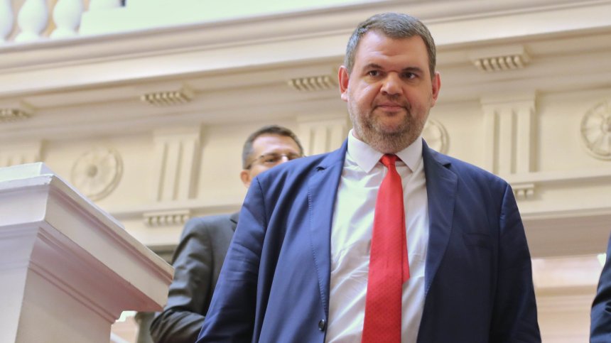 Пеевски с писмо до Денков: Безпомощен онлайн премиер, за хората сте мащеха