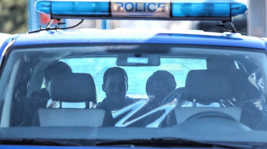 Заловиха 11 мигранти и 4-ма каналджии