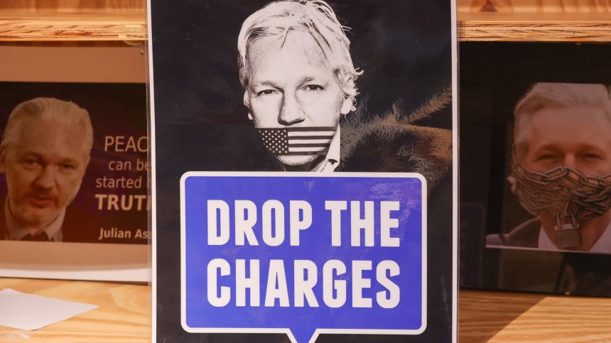 Асанж остава изолиран в килия: Доживотен затвор или помилване го очаква?