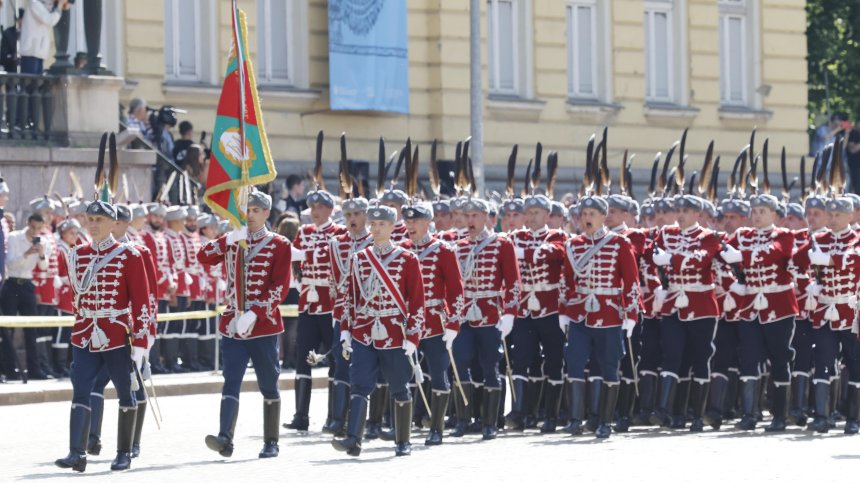 700 военнослужещи и българският флаг в небето на парада за 6 май