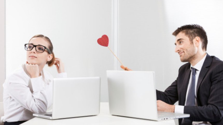 Как да разберете, че колега си пада по вас?
