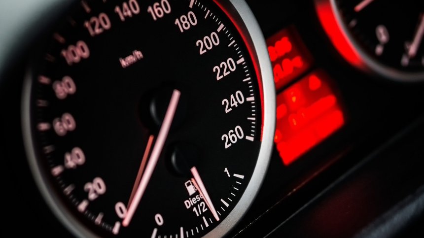 Защо скоростомерът на автомобила изкривява показателите?