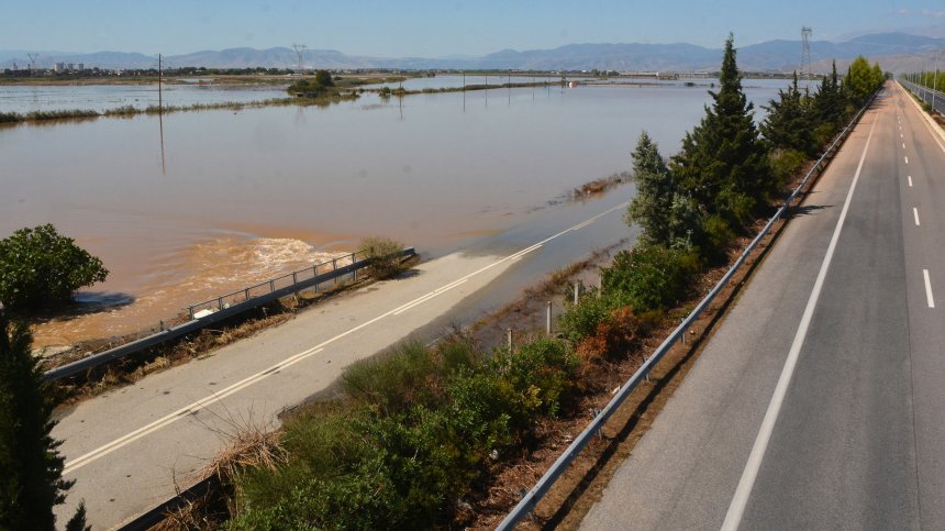 Пуснаха за леки коли движението между Атина и Солун, водата в Тесалия е замърсена