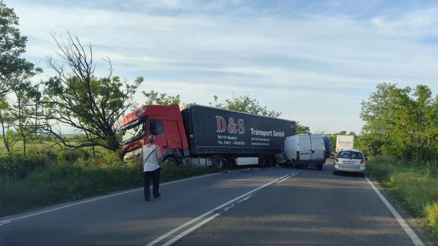 Катастрофа с жертва блокира движението между две села в Старозагорско