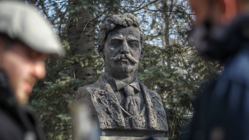 Почетоха 150 години от рождението на Гоце Делчев с цветя в Борисовата градина