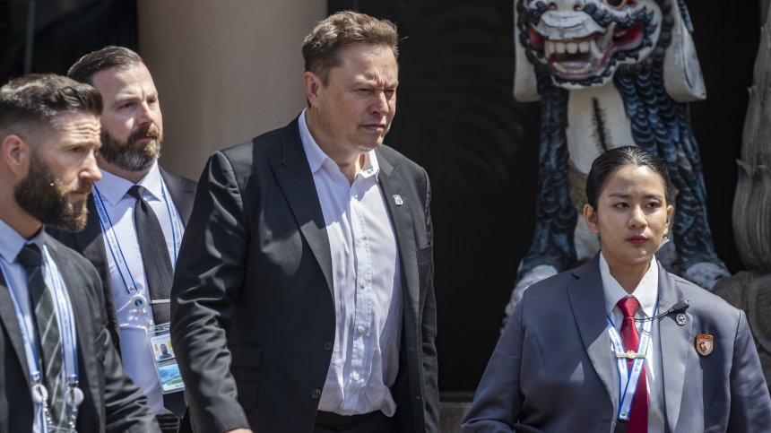 Вътрешен човек съди Илън Мъск заради сделка за милиарди