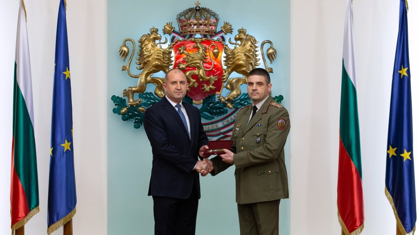 Радев удостои полк. Данаил Баев с висше офицерско звание "бригаден генерал"