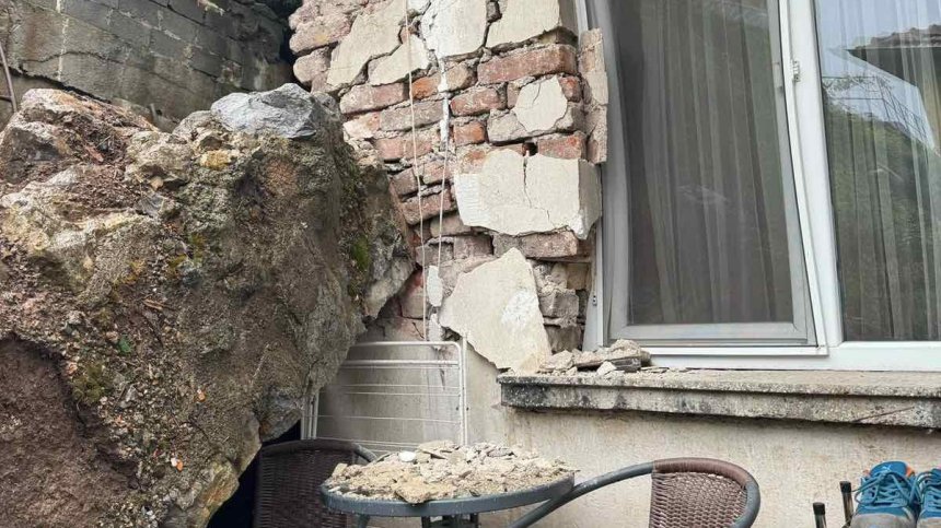 Обилни валежи, незаконно строителство... Защо рухна подпорна стена в Перник