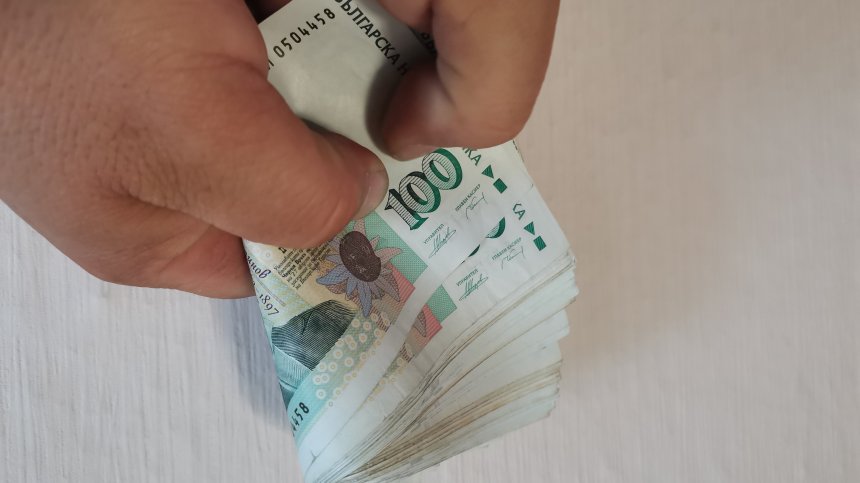 Младите българи с очакване за заплата от 4000 лв., стартова от 1000 лв. не им стига